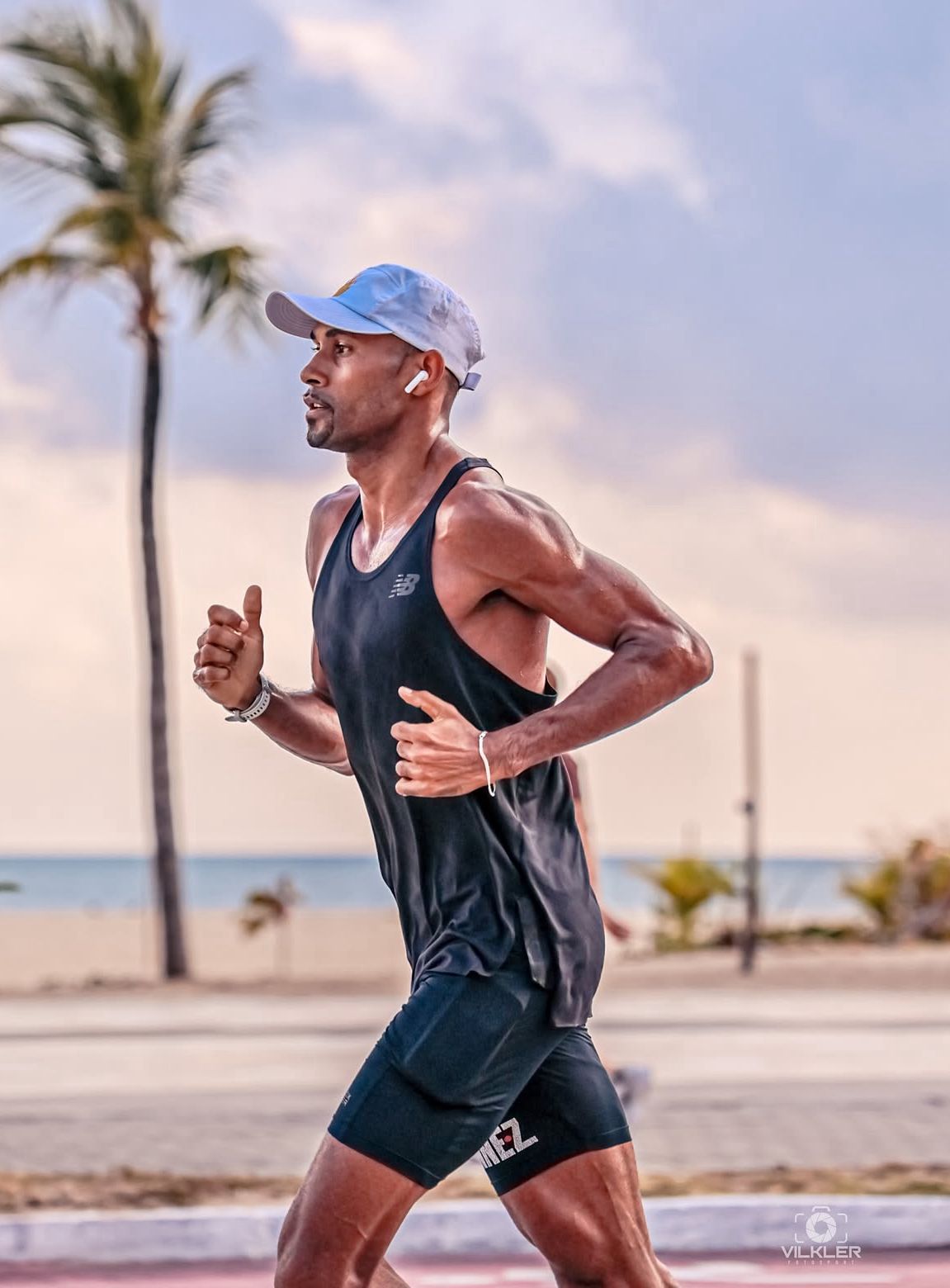 Joílson correndo na praia